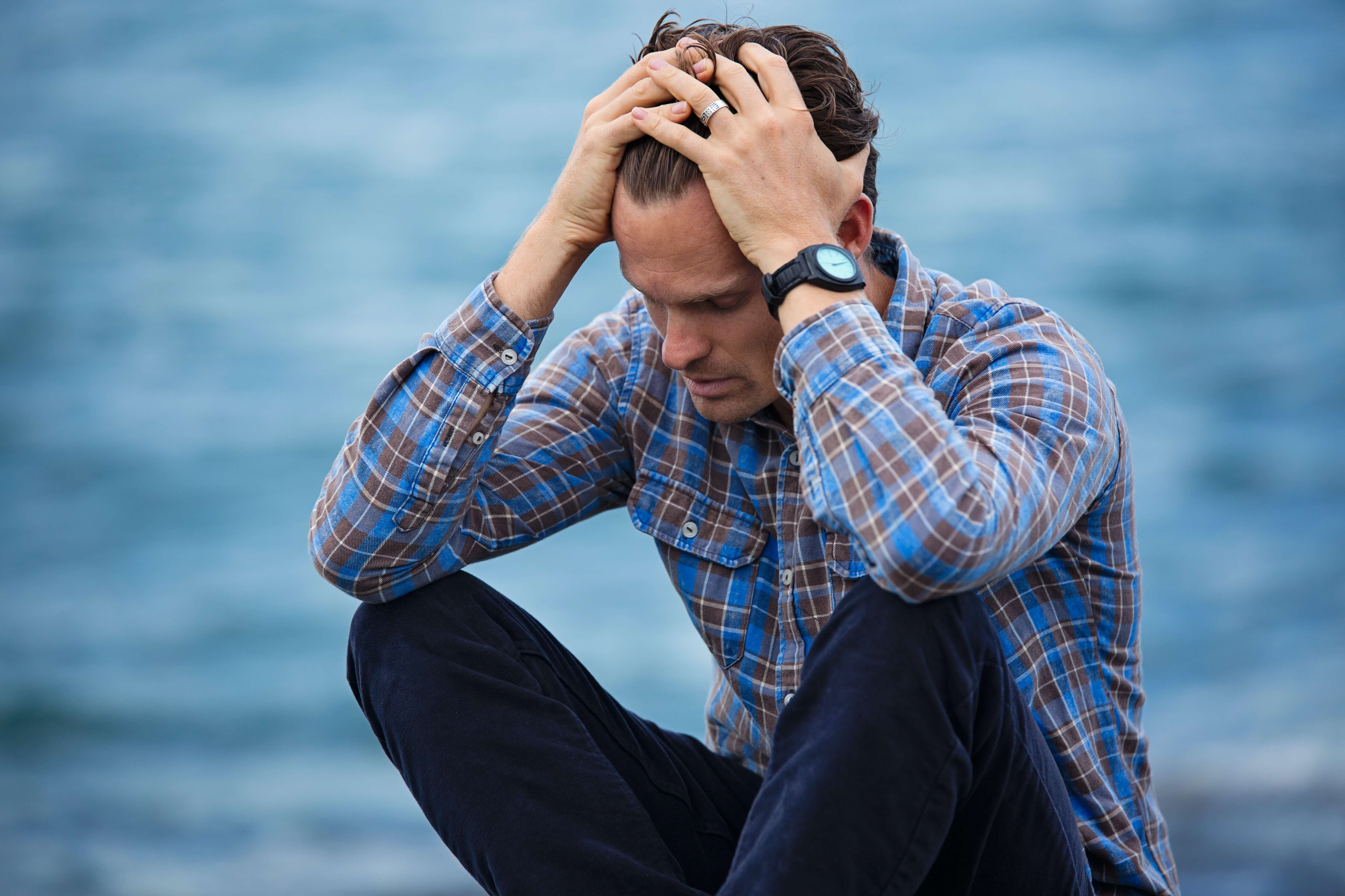 هل يؤثر القلق على صحتك الجسدية؟ وكيف يمكن علاجه؟